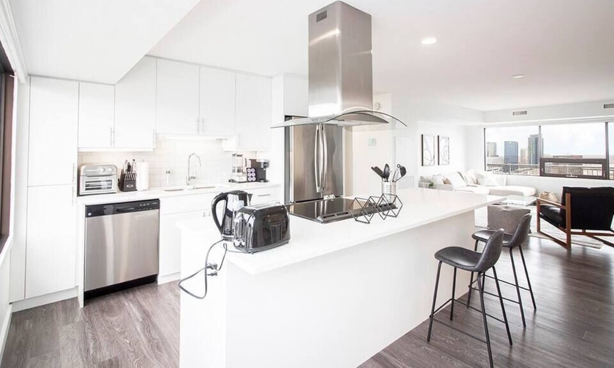 Downtown Winnipeg Apartment | Penthouse | Free Parking, Wi-Fi & Laundry!