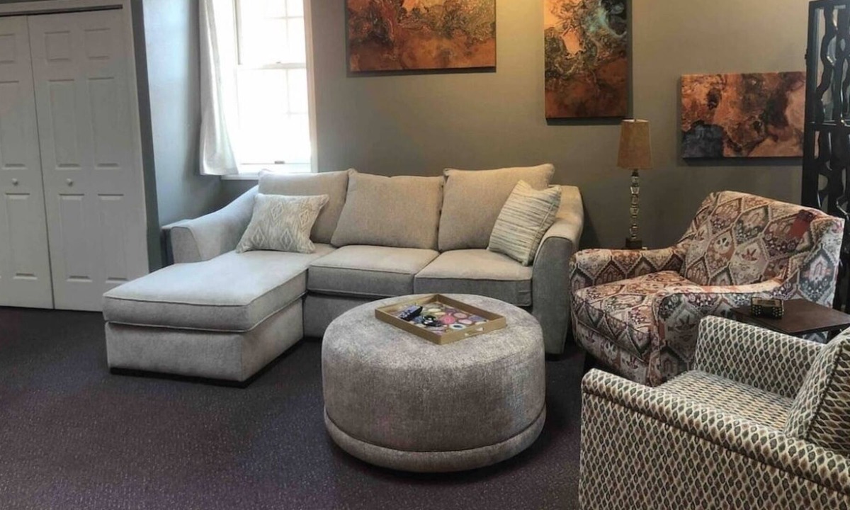 Perrysburg Apartment | Perrysburg Purple Penthouse- Downtown Area Loft