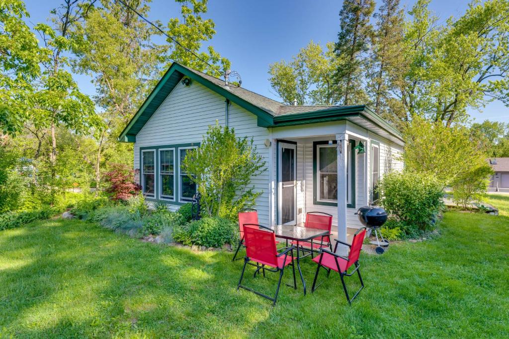 Delavan Lake House | Pet-Friendly Extended Stay Walk to Delavan Lake