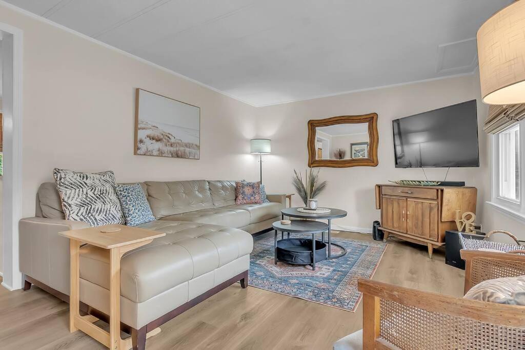 Newport House | Pet friendly - steps to water!