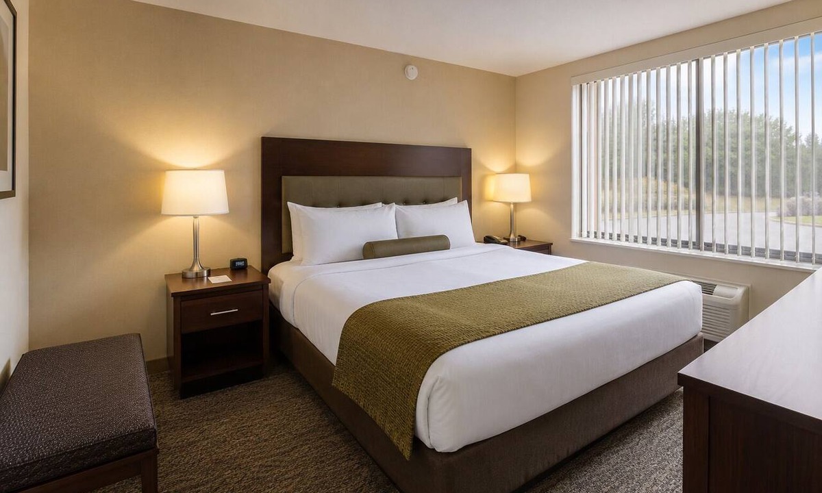 Downtown Toronto Apartment | Phenomenal 1-bedroom hotel suites with AC in Toronto