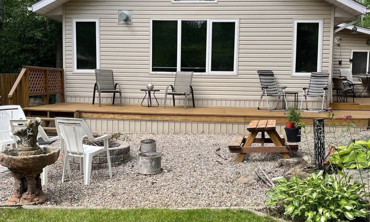 Lester Beach Cabin | Pinewood Cottage Cozy Family Cottage with Hot Tub & Spacious Yard for Kids