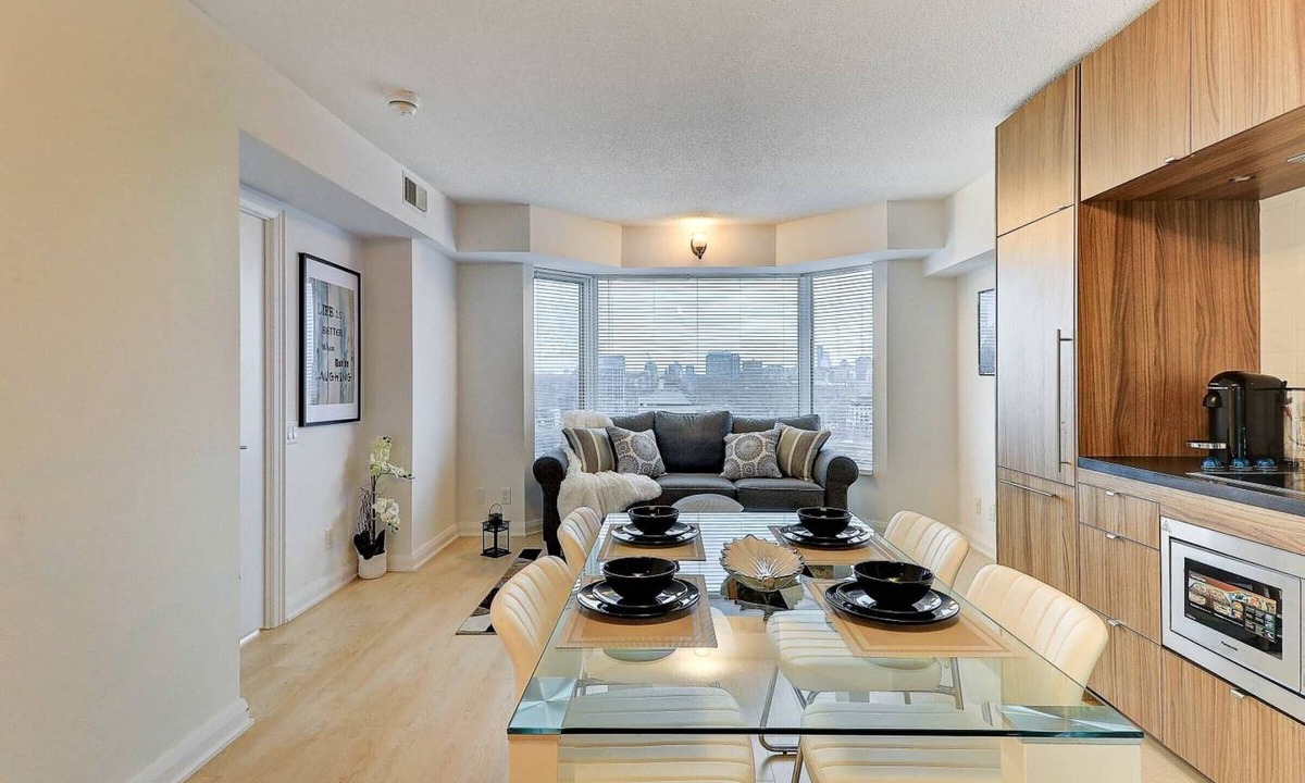Bloor-Yorkville Apartment | Presidential Yorkville Suite by Instant Suites