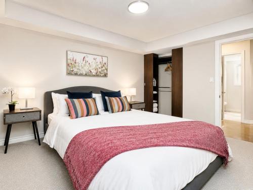 Toronto Entertainment District Apartment | Prime Downtown 1BR Near Major Attractions