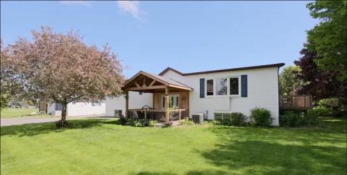 Greater Napanee House | Private Hay Bay Waterfront Napanee with Pool and Dock