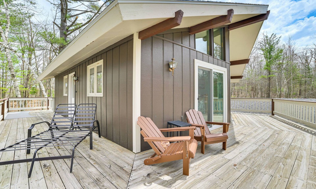 Michaywe Cottage | Private Hot Tub & Deck: Gaylord Family Home!