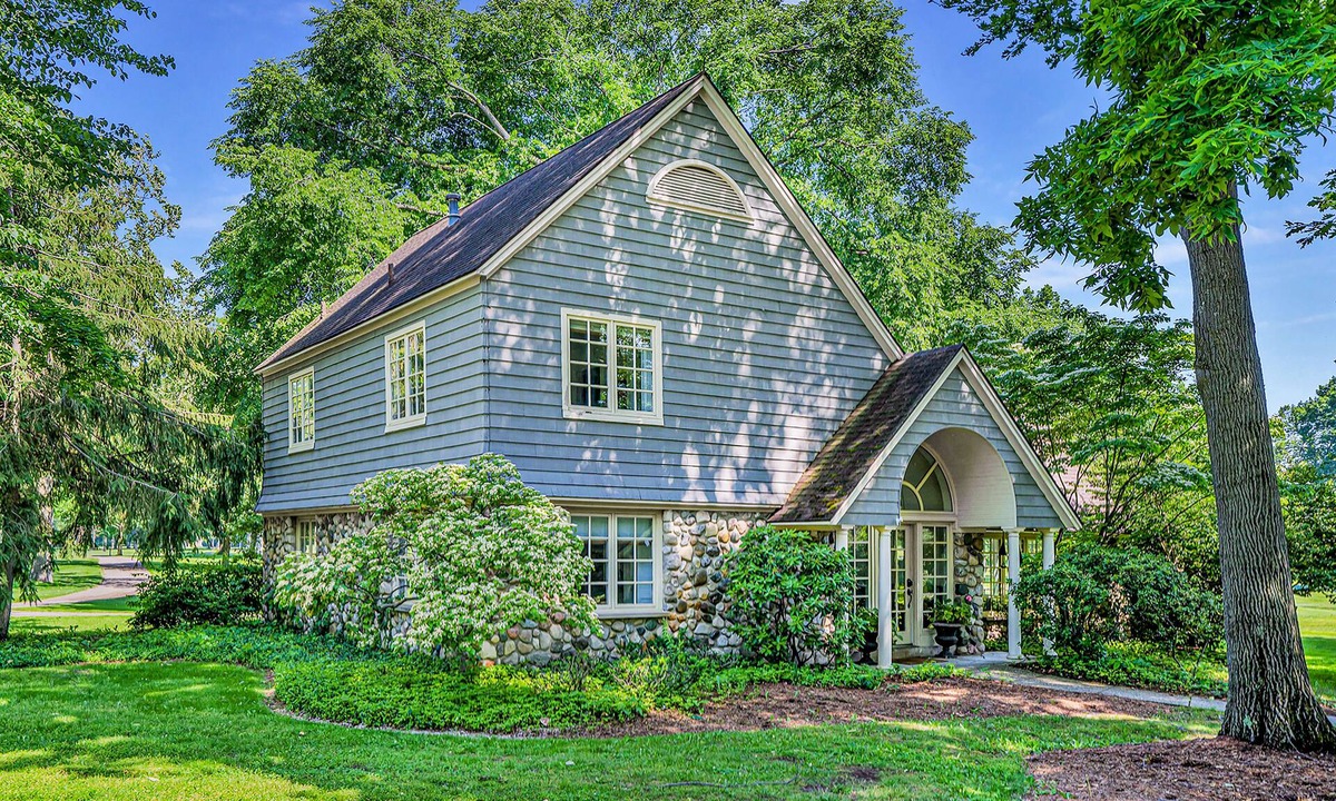 Benton Harbor Cottage | Professionally designed home on golf course w/golf course view, gas grill, patio