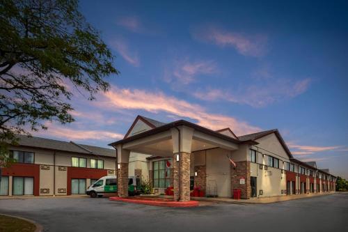 Northeast Mississauga Hotel | Quality Inn & Suites 5585 Ambler Drive Mississauga Ontario