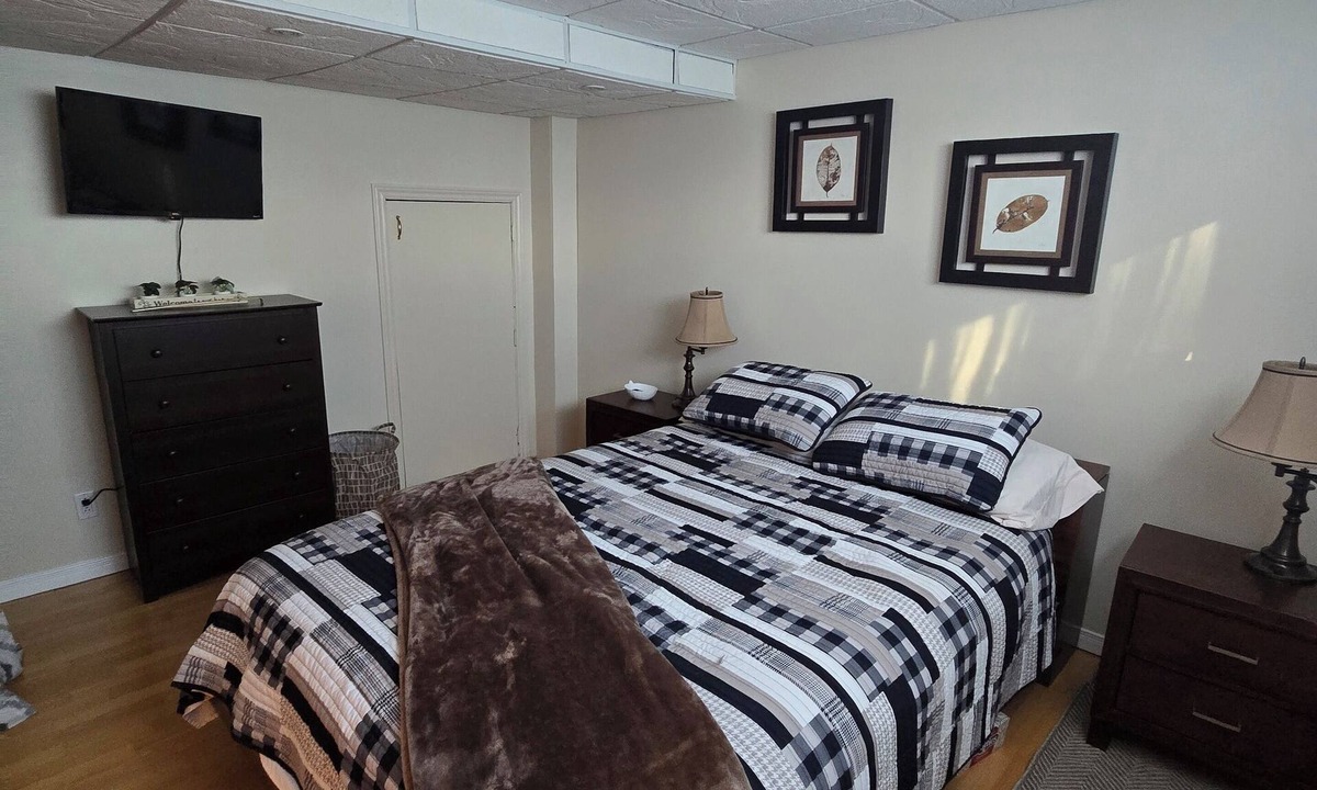 Chelmsford Bed & Breakfast | Queen size bed. Continental breakfast. 25 minutes from hospital.