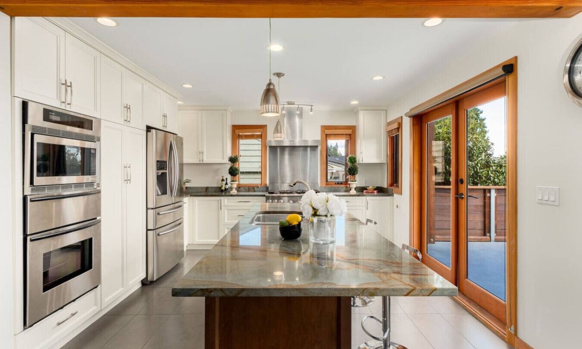 Dundarave House | Quiet Modern Dundadrave Oasis