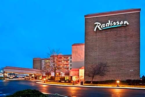North Olmsted Hotel | Radisson Cleveland Airport