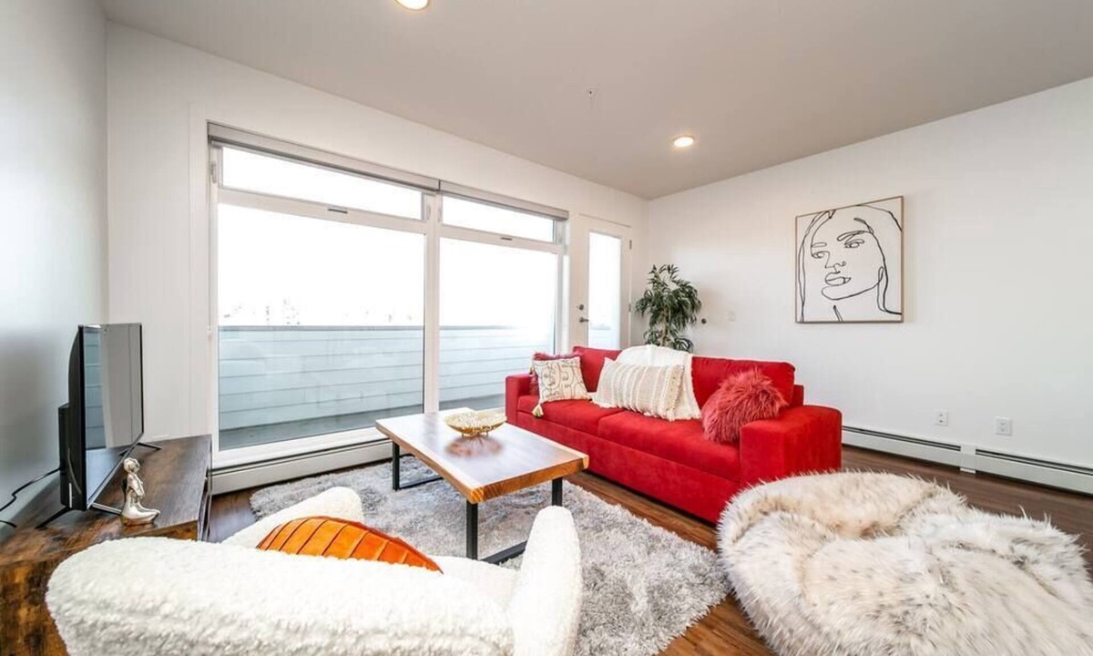West Edmonton Apartment | Red Hot Chili CornerPNHSEkingWifiU/G