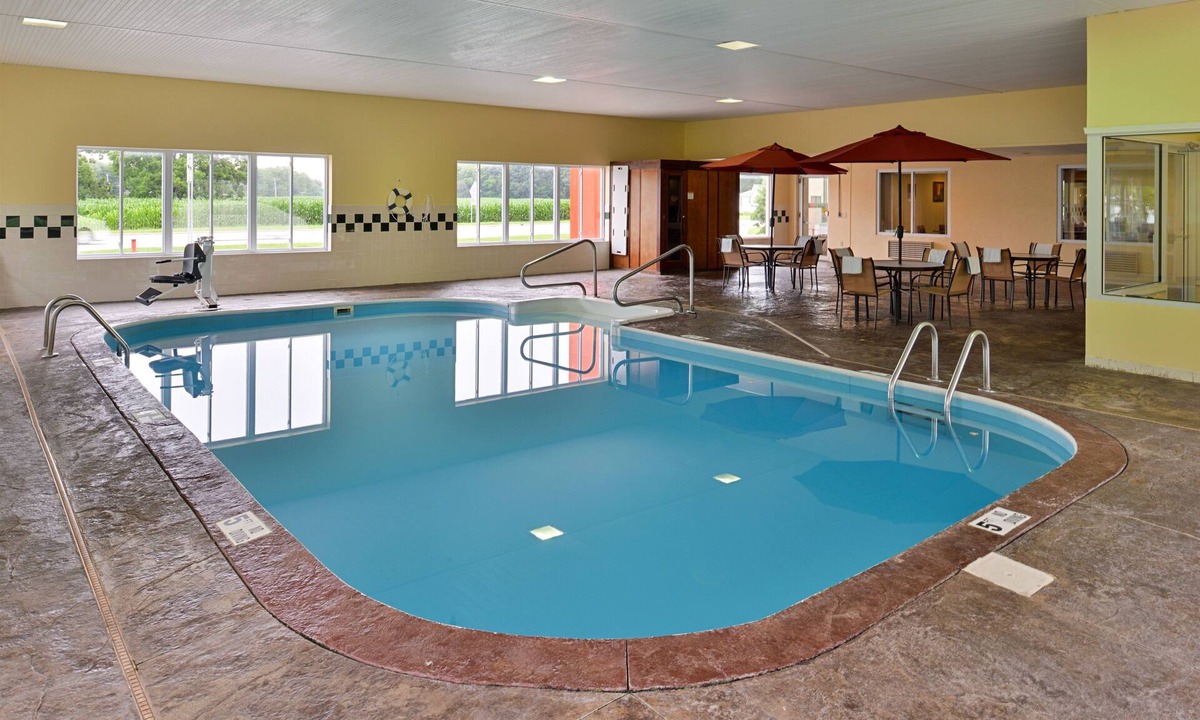 Milan Hotel | Red Roof Inn Sandusky - Milan
