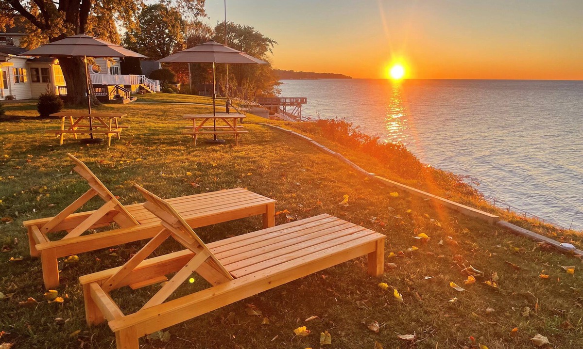 North East House | Relax on the Lake - 180 degree Views