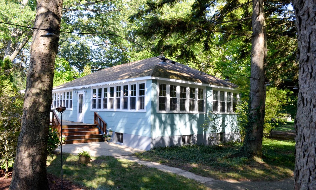 Union Pier Cottage | Relax, Rewind, & Unwind at Nana's Lake Cottage in Union Pier