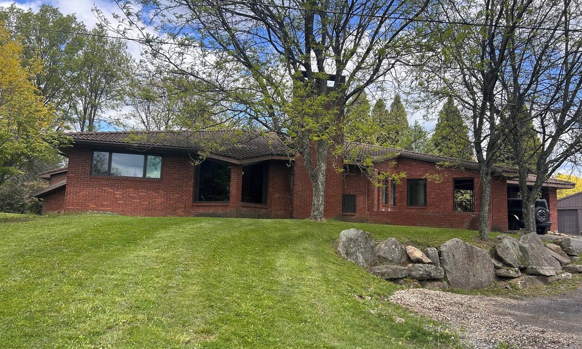 Shanor-Northvue House | Relaxed Get Away Retreat on Golf Course