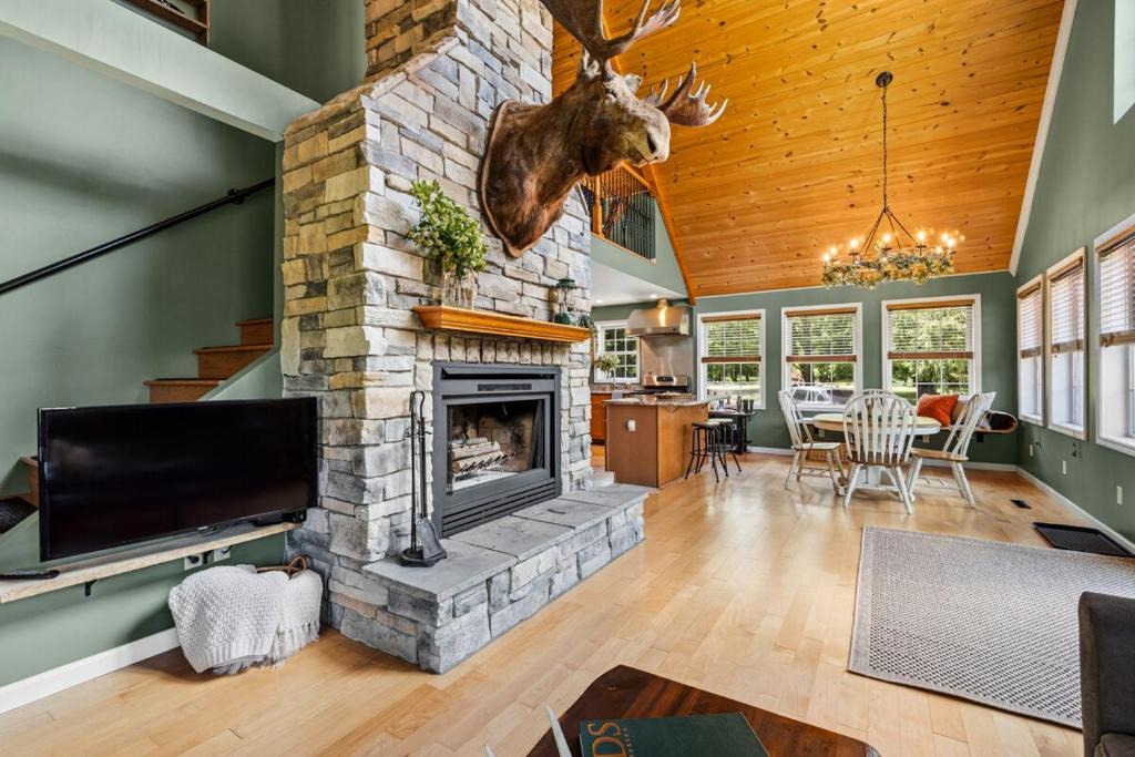 Westford House | Relaxing Chalet Near Lake with Outdoor Living