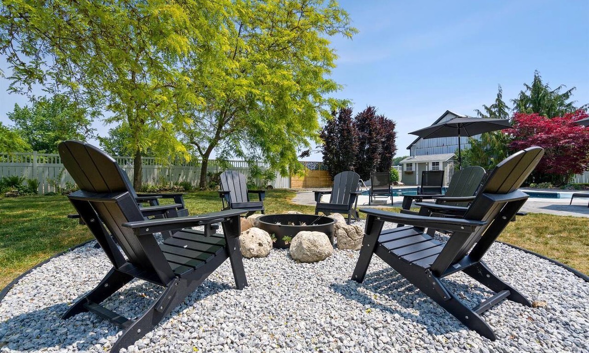 Kingsville House | Relaxing Luxury Stay with Spa Bath, Pool Loungers & Outdoor Fire Pit in Ontario, Canada