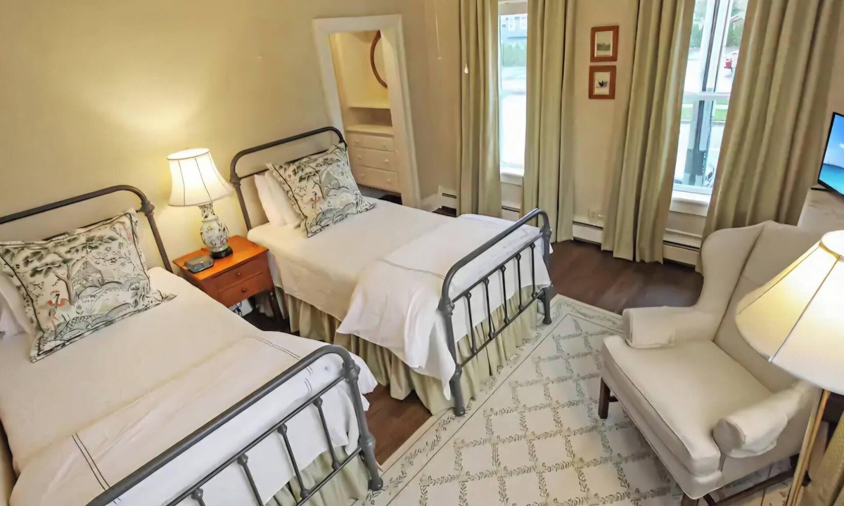 Westfield Bed & Breakfast | Relaxing One-Bedroom Retreat Close to Everything-Stay at the YWCA- Two Twin Beds