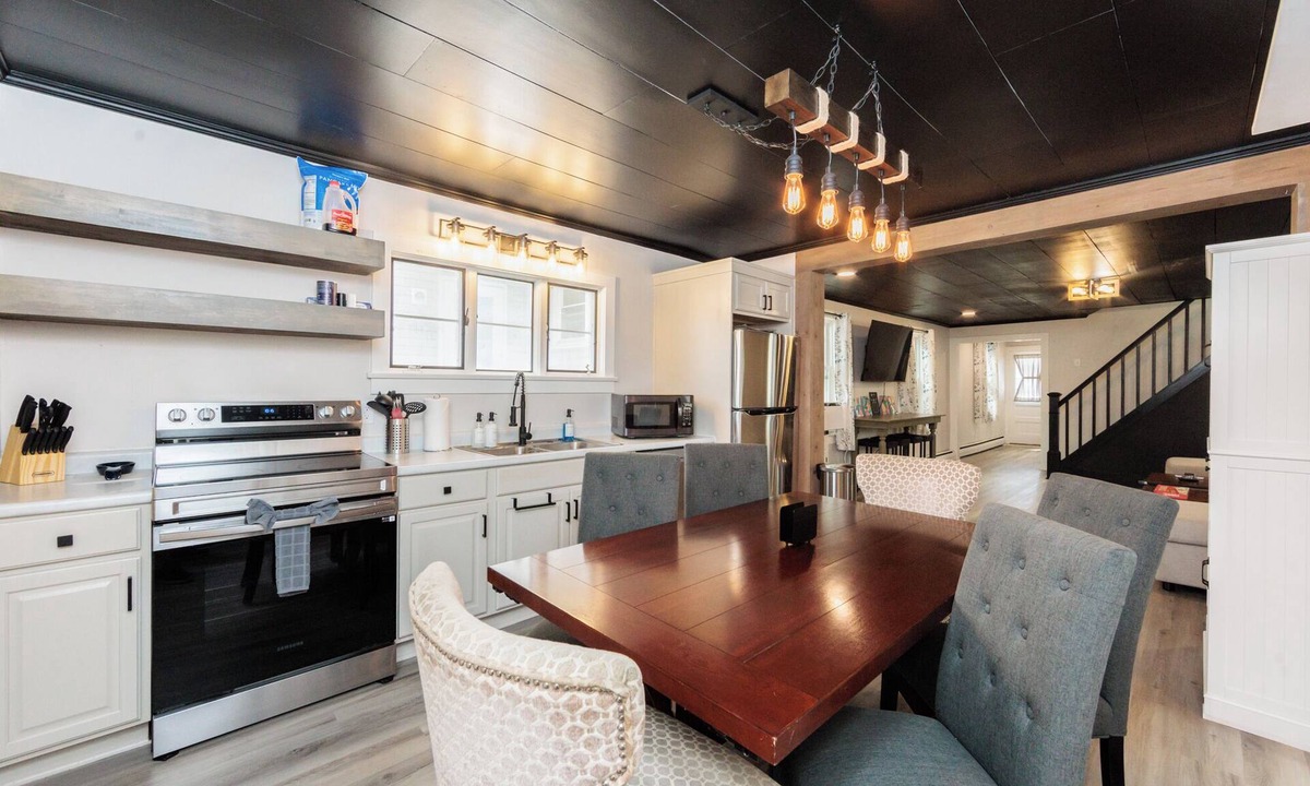 Sandusky House | Renovated Family 3 bedroom, 1 bathroom 5 minutes from Cedar Point
