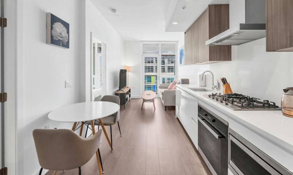 Richmond City Centre Apartment | Richmond Center 1BE+1BA Condo/Gym/Sauna