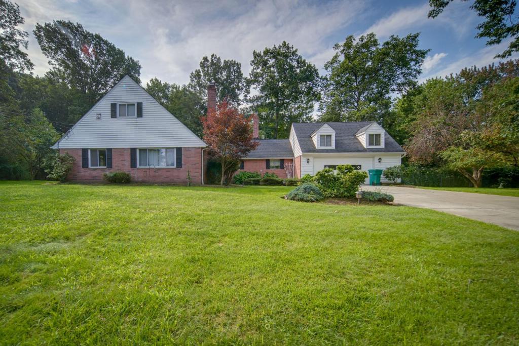 Richmond Heights House | Richmond Heights Retreat w/Patio + Fire Pit!