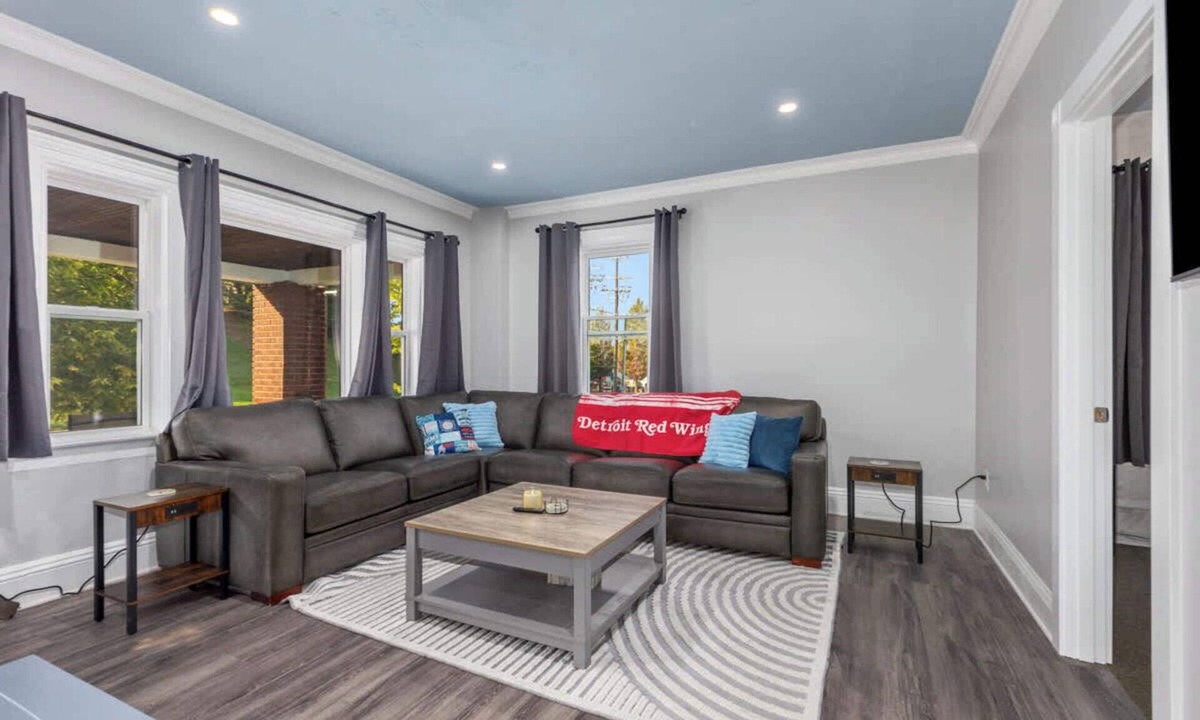 Grand Rapids House | Rink Side Retreat