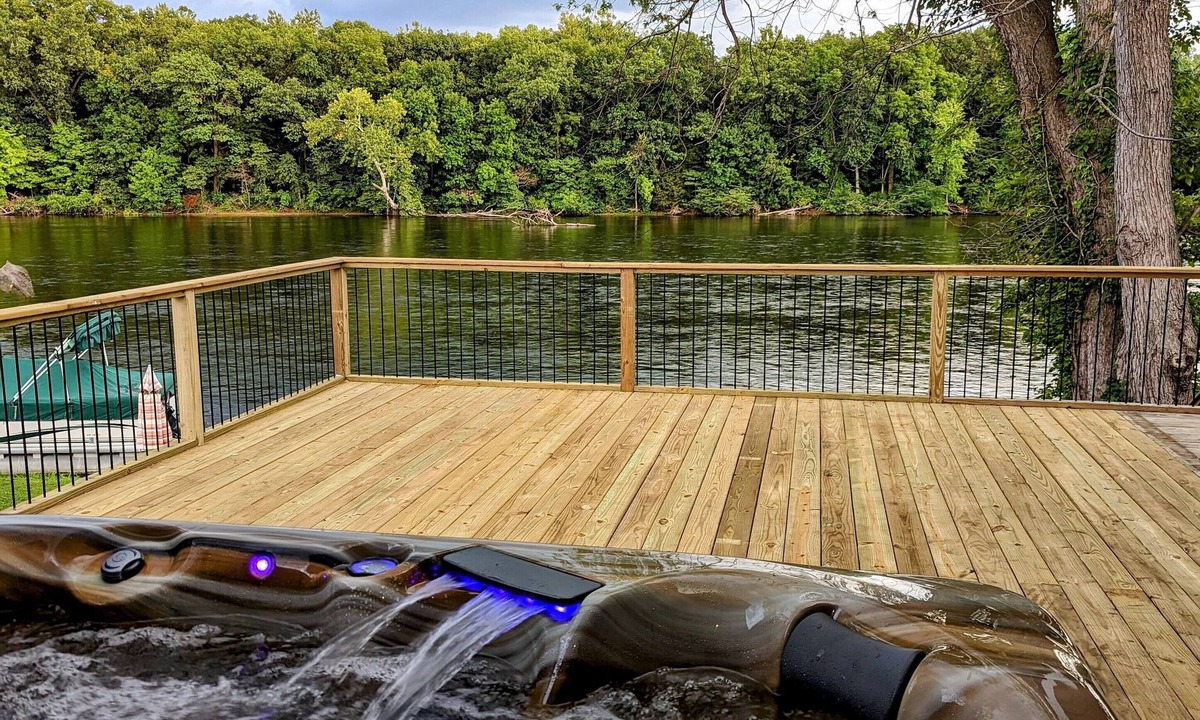 Bristol Cottage | River Retreat W/HOT TUB/Game room
