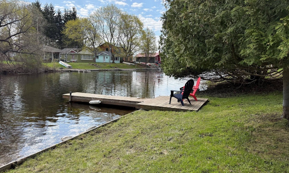Central Lake Cottage | Riverfront,Dog Friendly,Walk to Dwtn and Park w/Beach