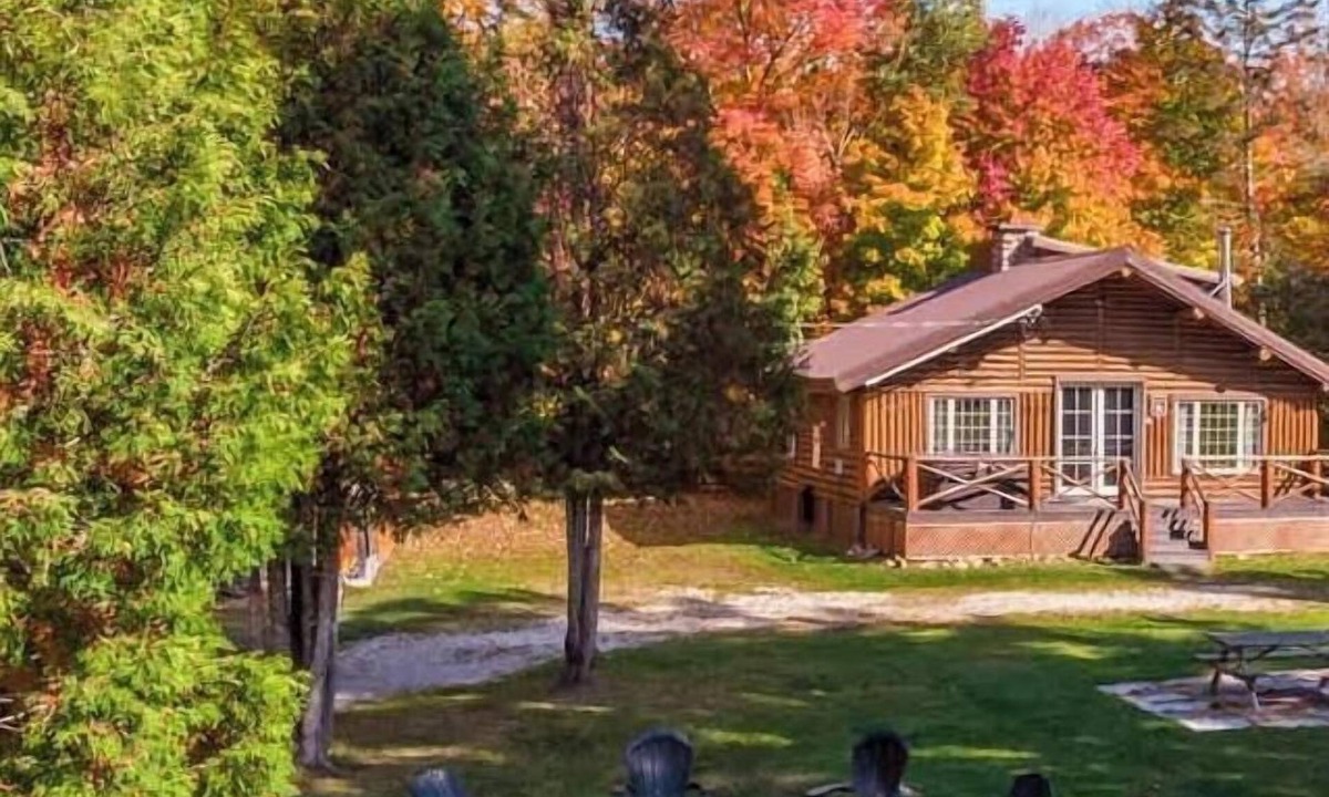 Saint-Raymond Cabin | Riverside Log Cabin with BBQ, Hot Tub & Fireplace