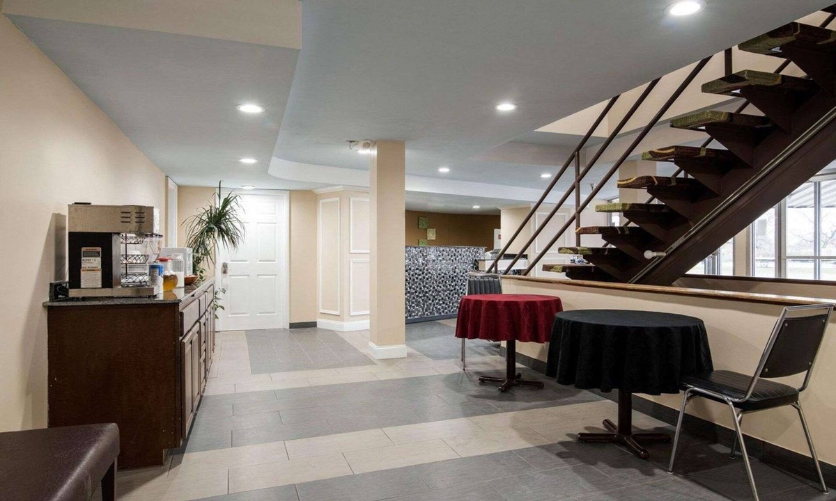 Syracuse Hotel | Rodeway Inn Syracuse Carrier Circle