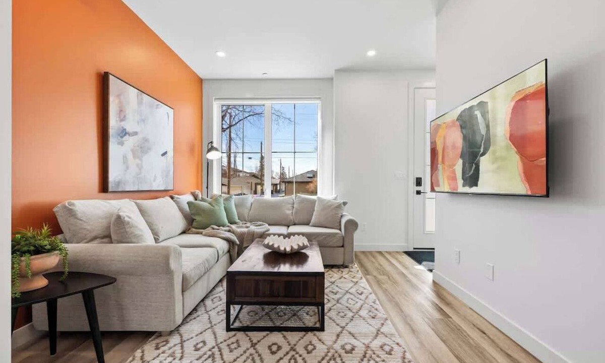 Hillhurst Condo | Rooftop Patio | King Bed | 2 Ensuites + Garage