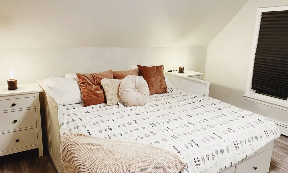 Fredericton Apartment | Rosé All Day | Downtown King Studio, Full Kitchen & Free Parking