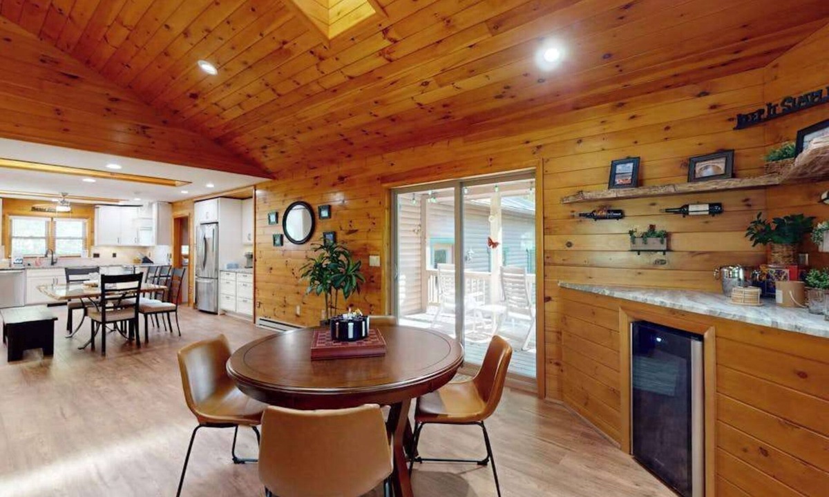 McHenry House | Rustic 3BR Cabin - HOT TUB - McHenry