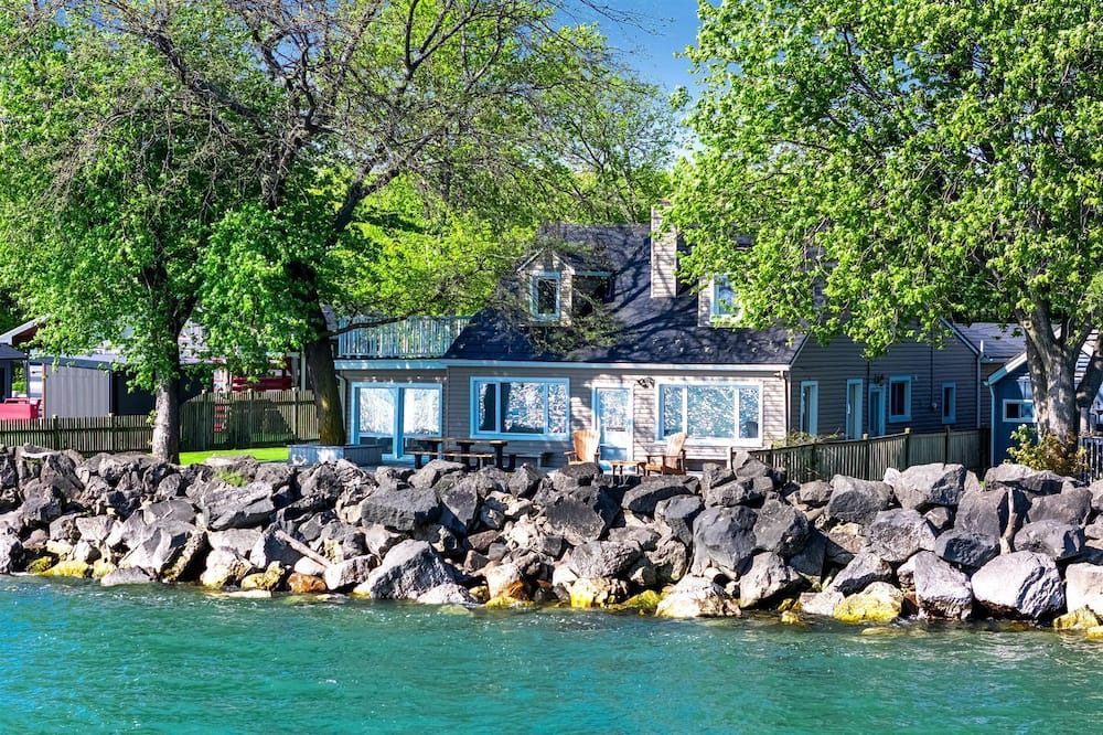 Leamington Cottage | Serene Cottage with Private Deck by Lake Erie for a Peaceful Getaway in Kingsville, Ontario