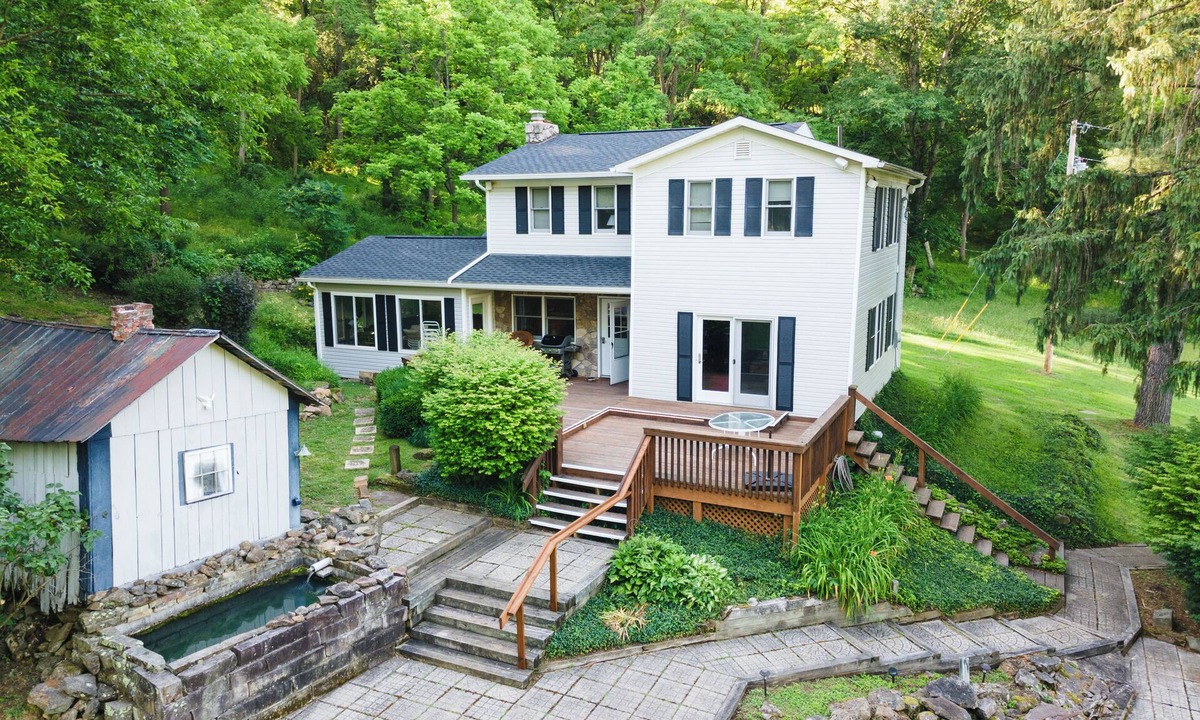 Killbuck House | Serene Retreat in SW Holmes County, OH - Nature-Lover's Paradise - Dog-Friendly!