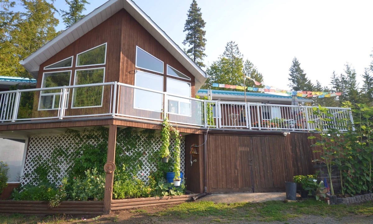Central Kootenay Bed & Breakfast | Serenity. So peaceful! .A place to retreat on kootenay lake