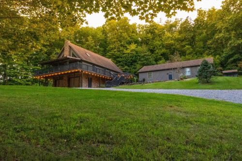 Killbuck House | ‘Shady Point Retreat’ w/Hot Tub & Pickleball!