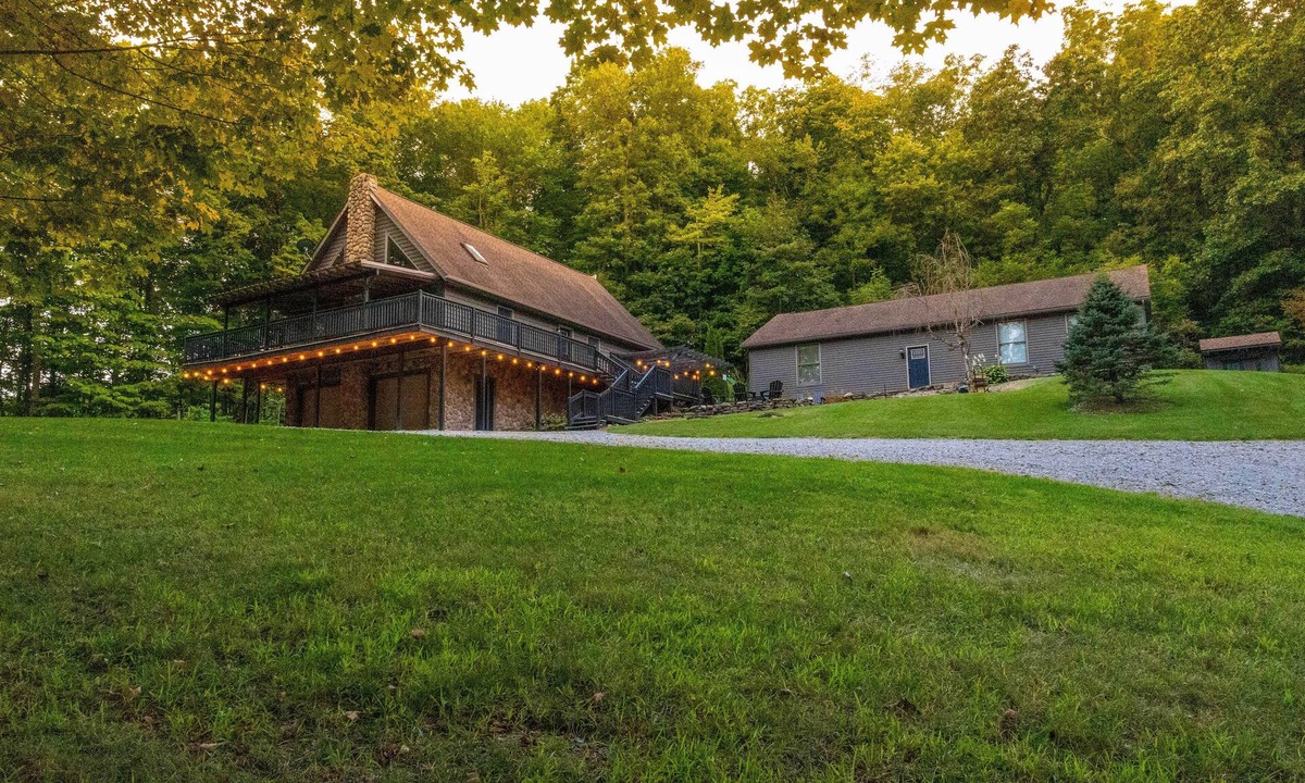 Killbuck House | ‘Shady Point Retreat’ w/Hot Tub & Pickleball!
