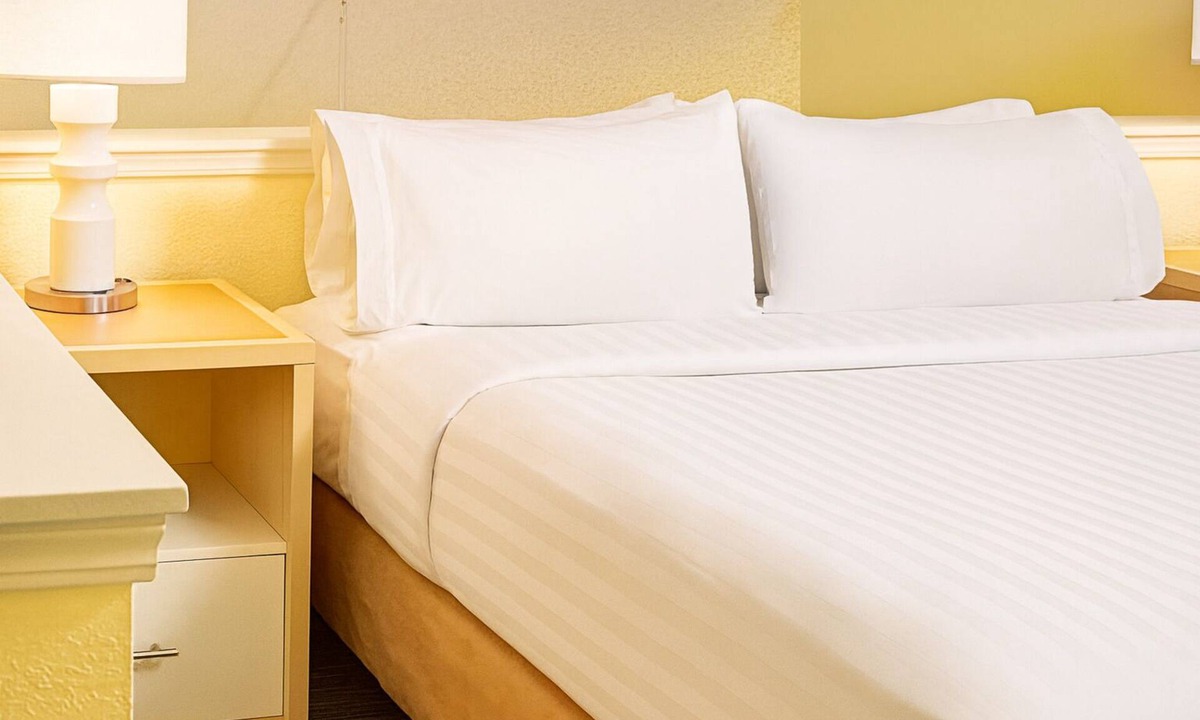 Middleburg Heights Hotel | Short Walk from Lake Abram Marsh! W/Private Kitchen, FREE Parking, Pet-friendly