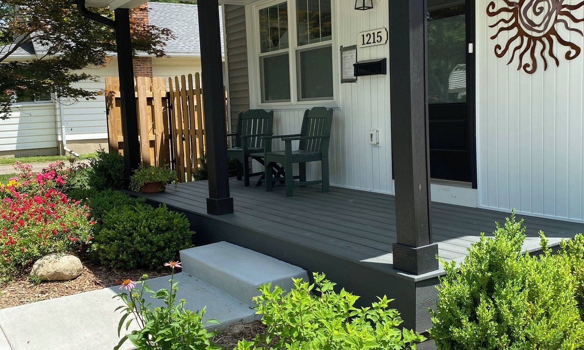 Dicken House | Short Walk to the Big House, Modern Spacious 3 BR + Basement Suite, 3.5 baths