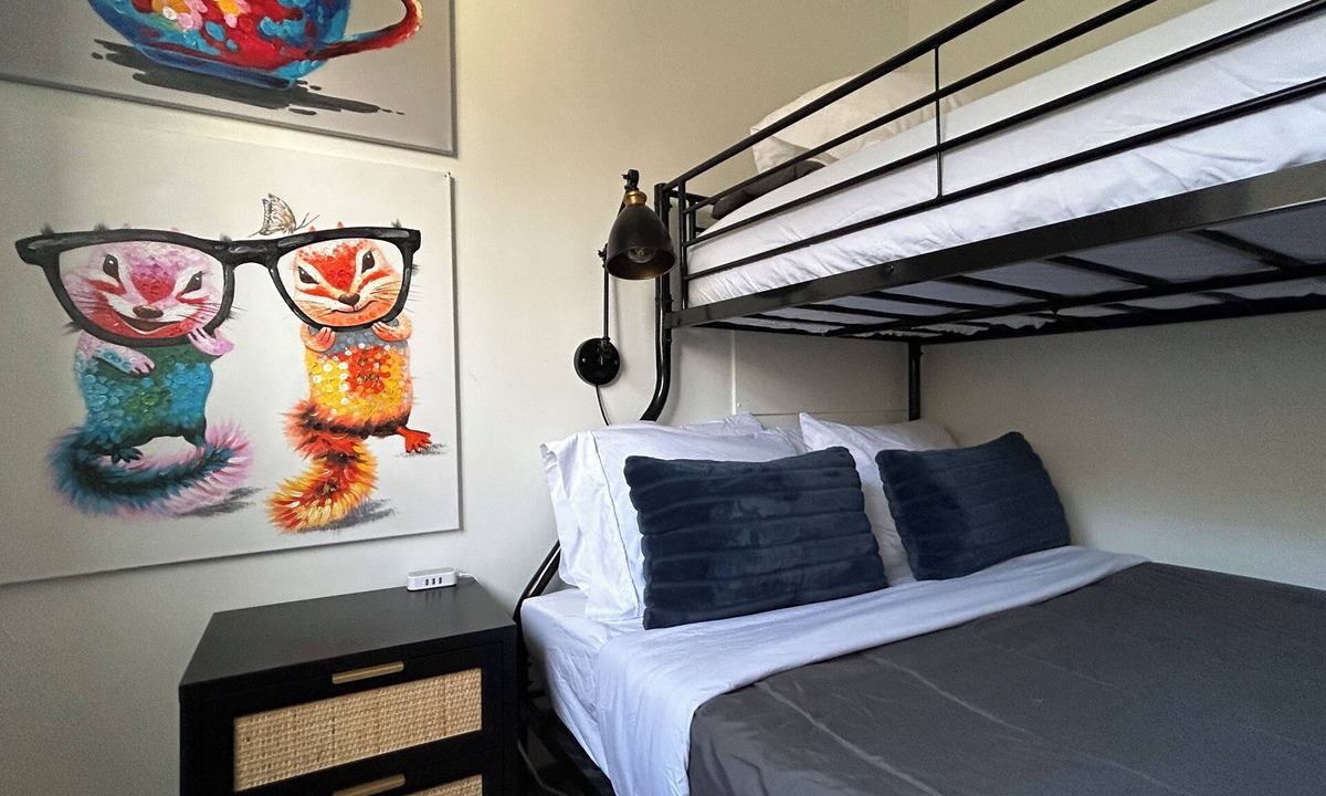 Southeast Calgary House | Sleeps 11 King Suite Bunks Near Spruce Meadows & Fish Creek
