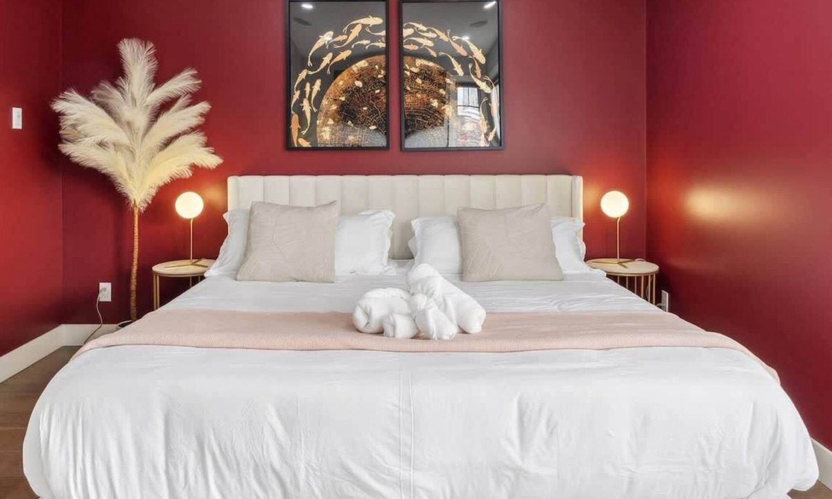 Lower Mount Royal House | Sleeps 19 l Stampede + Downtown Fun l Free Parking