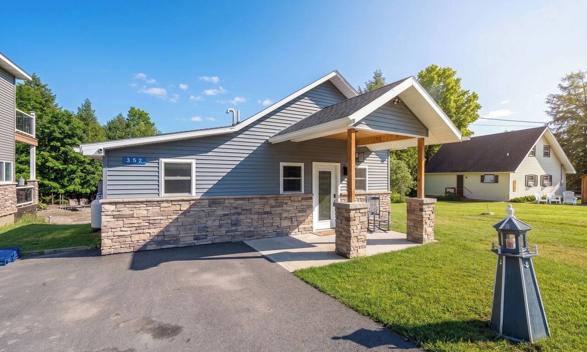Hamilton House | Sleeps 8, 5 min to Colgate, Welcome Wine, Lake Moraine Home #2 Near Colgate University