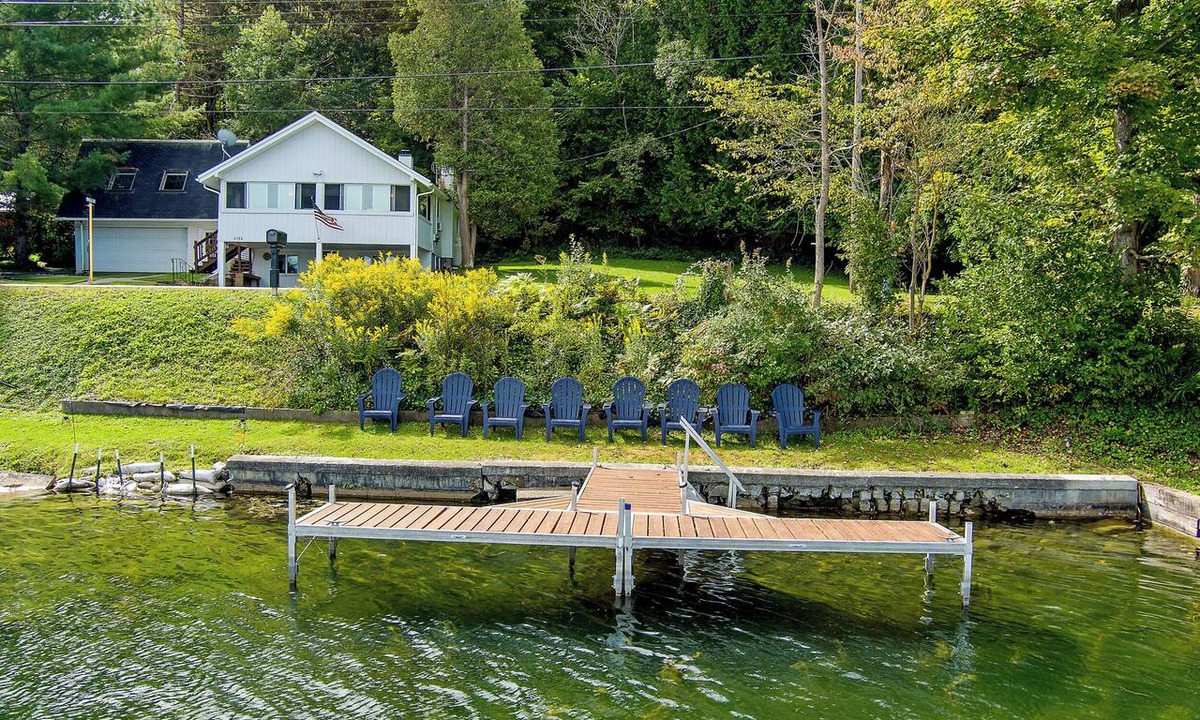 West Eaton House | Sleeps 8, Beautiful, Family-Friendly Lakefront Retreat near Colgate University