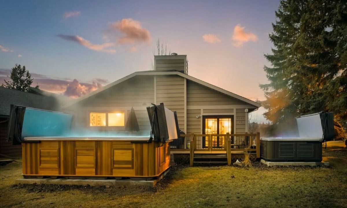 Invermere House | SPACIOUS 3,000 sq2 Luxury Home | PRIVATE Pool & Hot Tub | STEPS to Kinsmen Beach