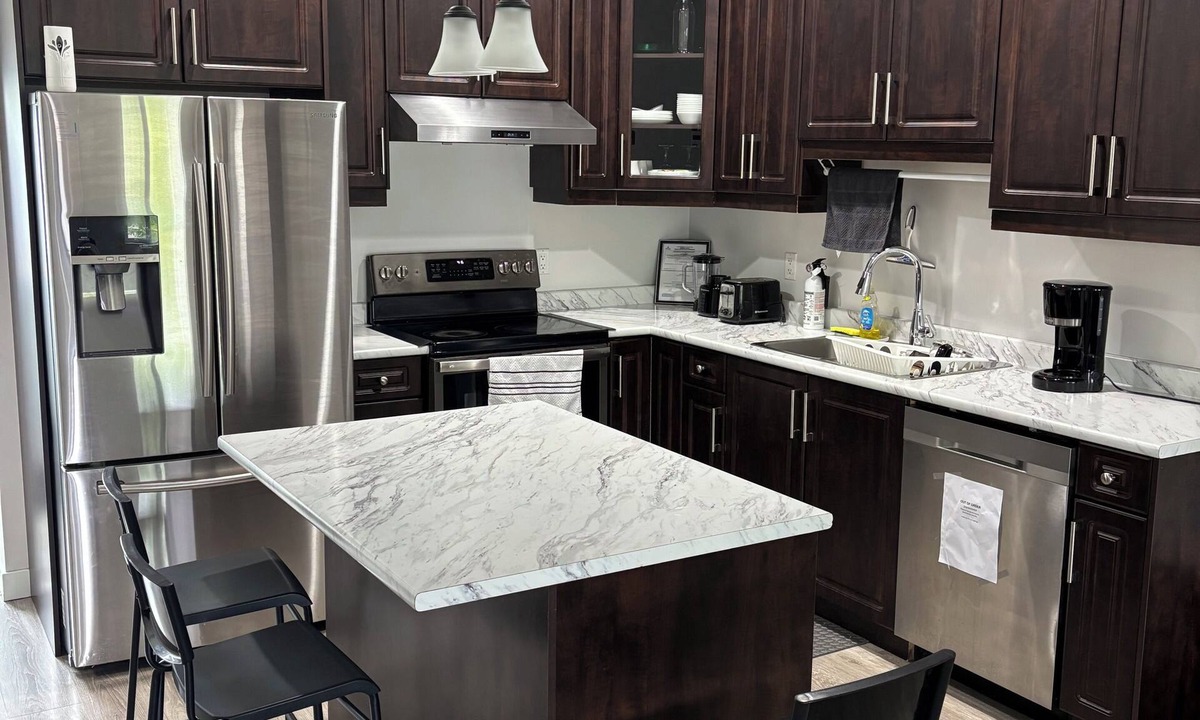 Winnipeg House | Spacious 3BR Family Home | 2 King Beds & queen bed,Big Deck & Garage & free wifi