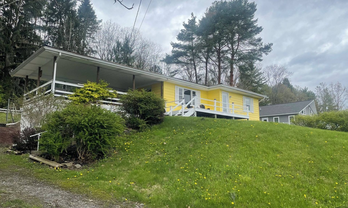 Pulteney Cottage | Spacious 4-bed/2-bath cottage on enchanting Keuka Lake with private beach!