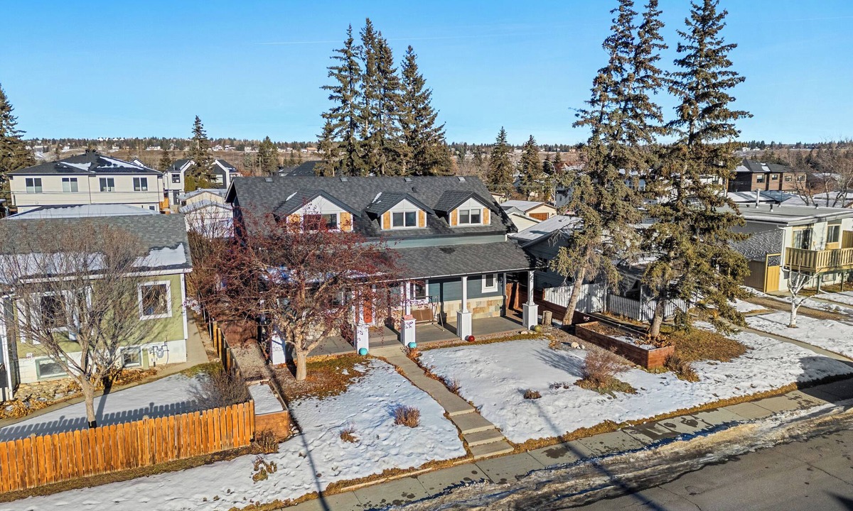 Northwest Calgary House | Spacious 4 Bedroom Home Near Bowness Park 🌿