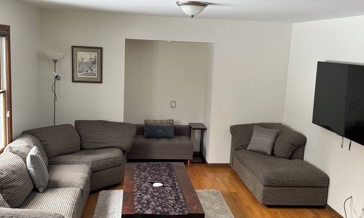 Water Hill House | Spacious 5-bedroom home in beautiful Ann Arbor Waterhill Neighbourhood